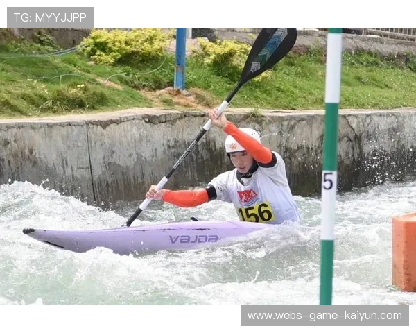 皮划艇激流回旋:惊险一刻差点翻船