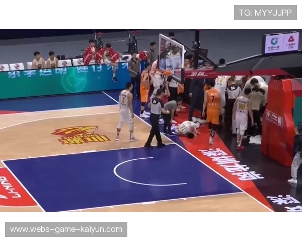 篮球运动员撞到广告牌 篮球运动员撞到广告牌