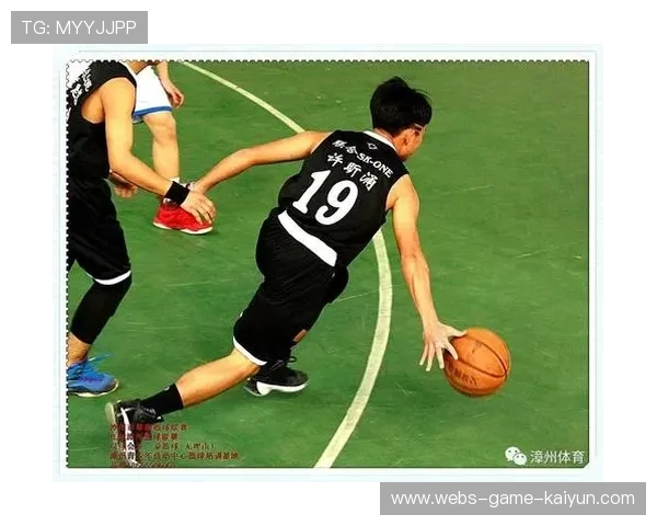 篮球少年背运失误笑出声:逆境中的勇敢与大笑